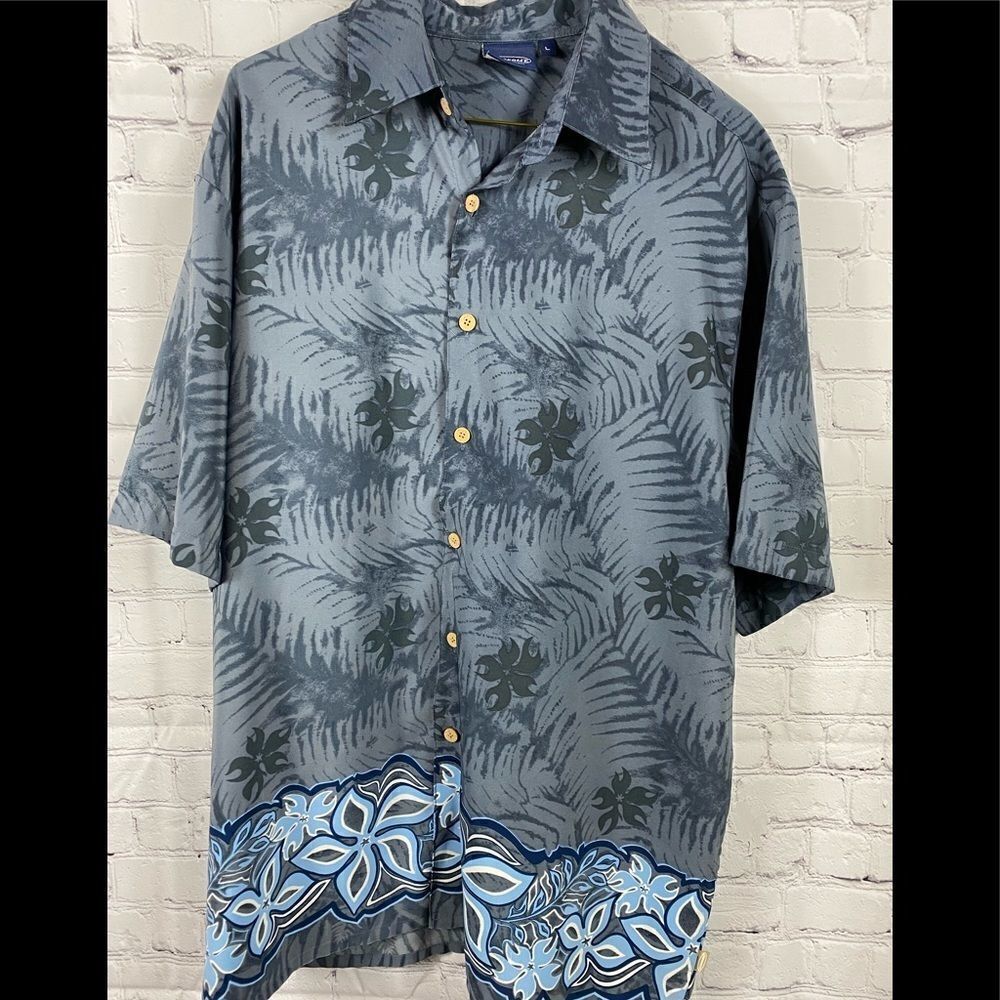 Sideout Short Sleeve Hawaiian Shirt. Size Large.